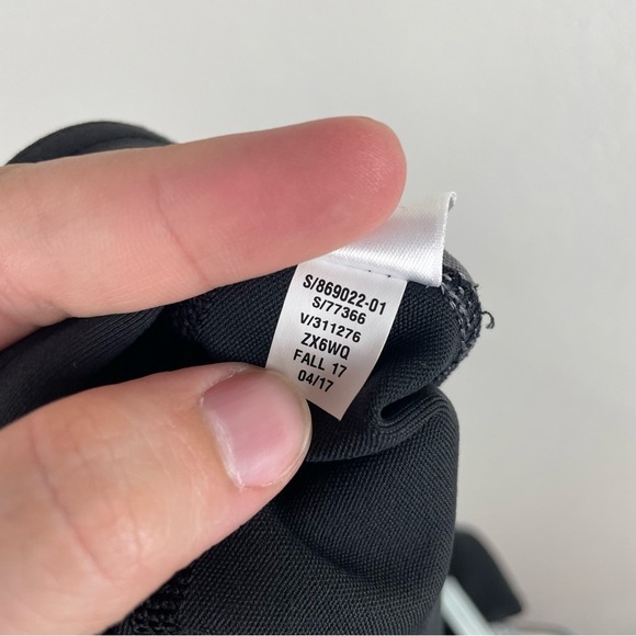 Athleta Black Gray Stealth Trucool 7/8 Perforated Athletic Tights Size Medium - Picture 10 of 10